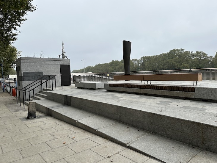 Side view showing the stone kiosk, boat race marker and ventilation shaft