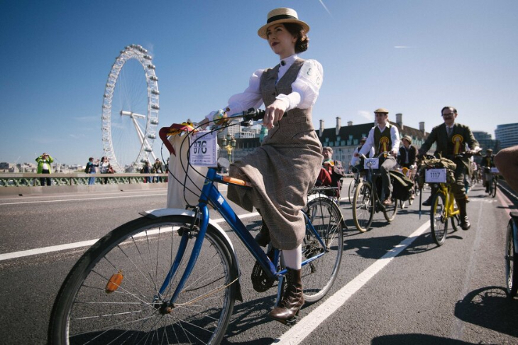 Cyclists on Westminster Bridge