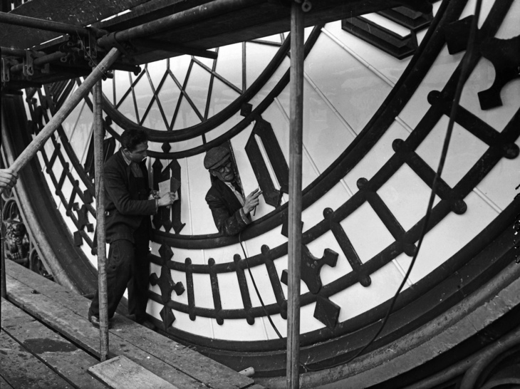 Men fixing Big Ben's face