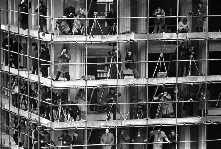 Dozens of photographers on scaffolding