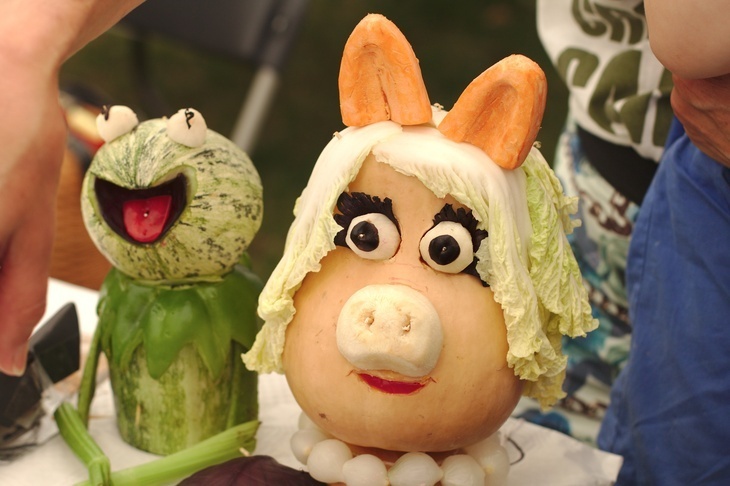 Miss piggy and kermit made from vegetables