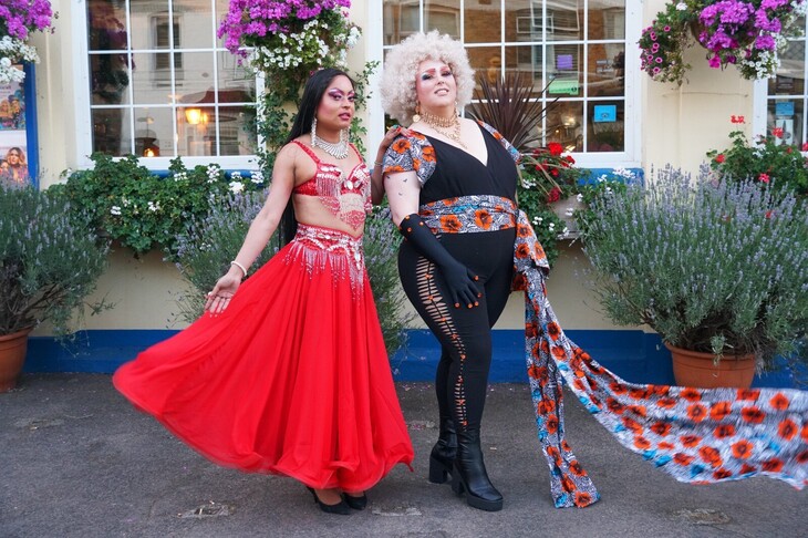 The two queens outside the pub