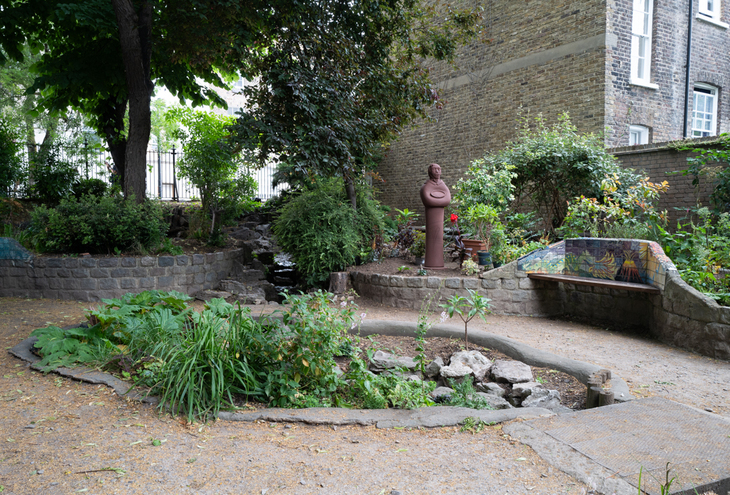 Wide shot of the statue in the garden