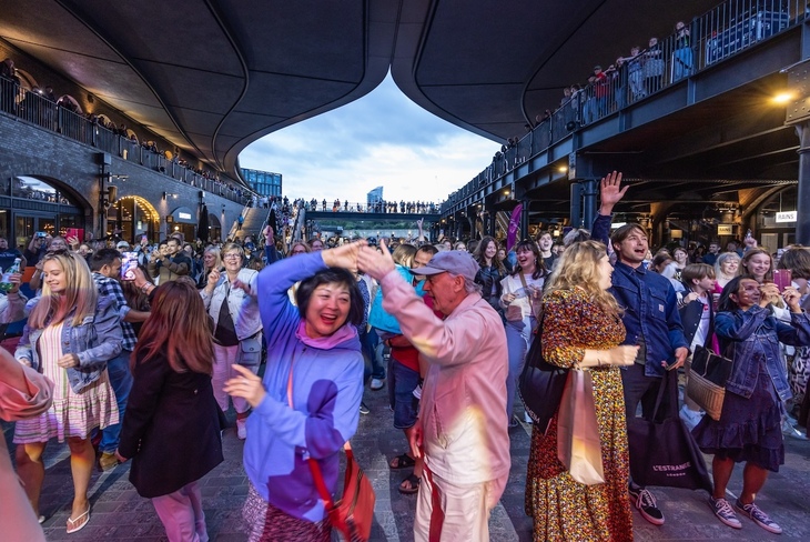 People dancing