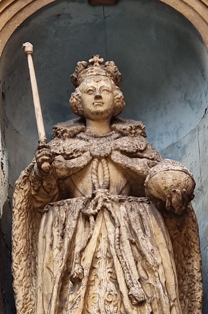 A statue of Elizabeth I
