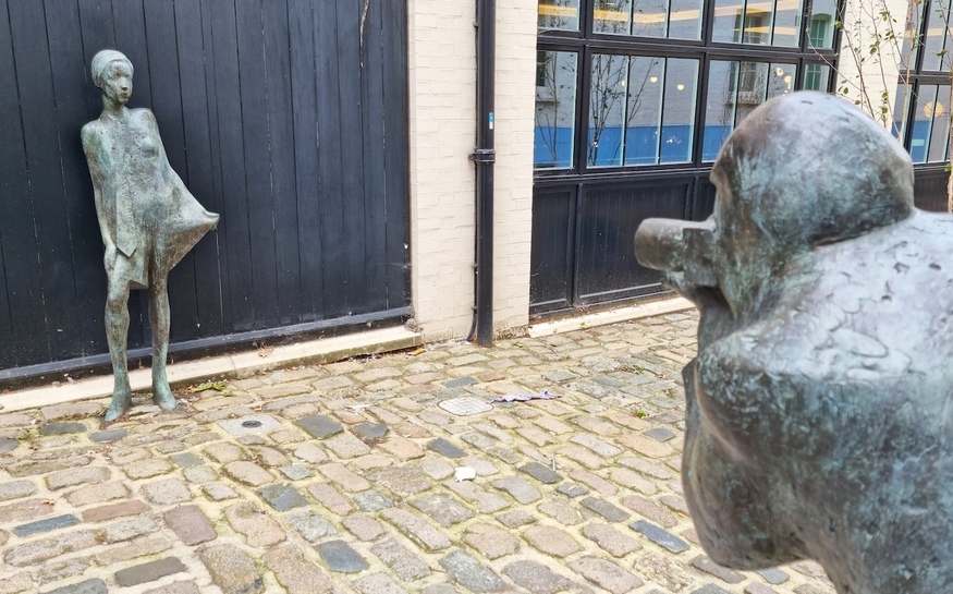 Sculpture of Twiggy having her photo taken