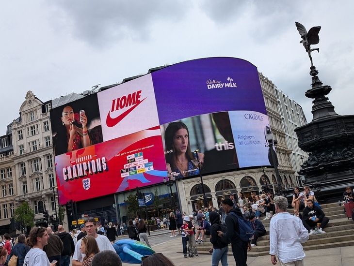 Piccadilly Circus lights congratulating England