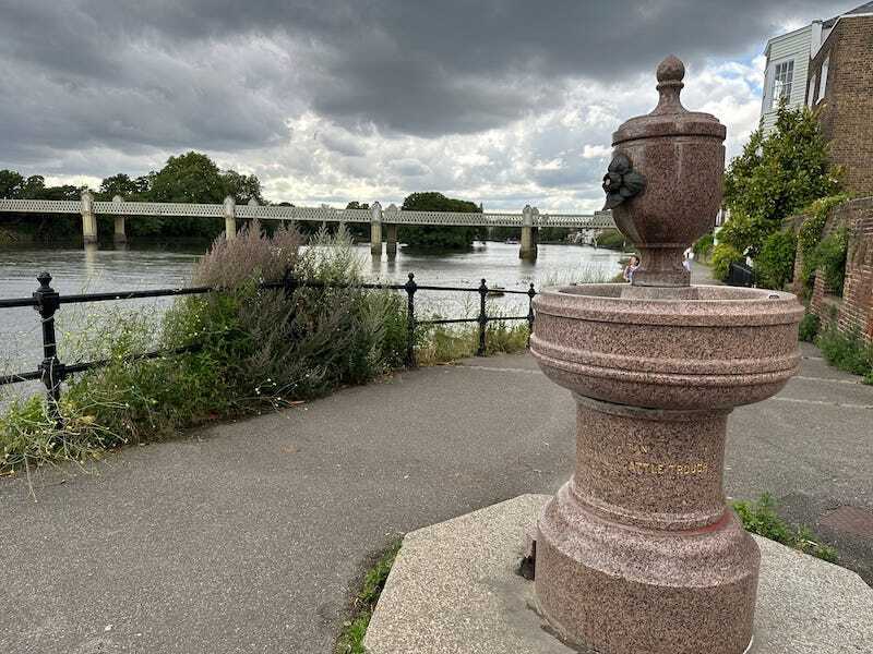 A fountain on strand on the green