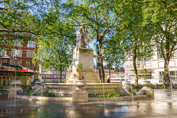 Play fountains London: fountains surrounding the Shakespeare statue in Leicester Square