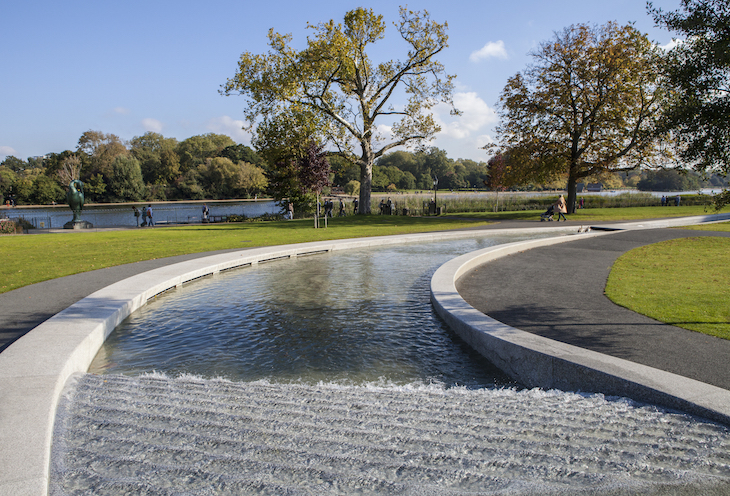 Play fountains in London:  A shallow body of water at the Diana memorial