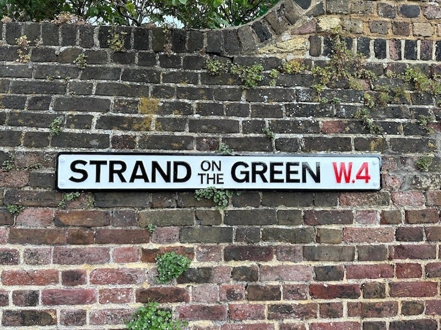Strand on the Green road sign