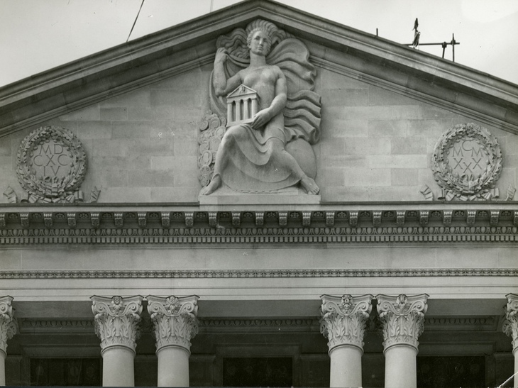 Charles Wheeler’s sculpture of Britannia on the Threadneedle Street pediment, c. 1930.