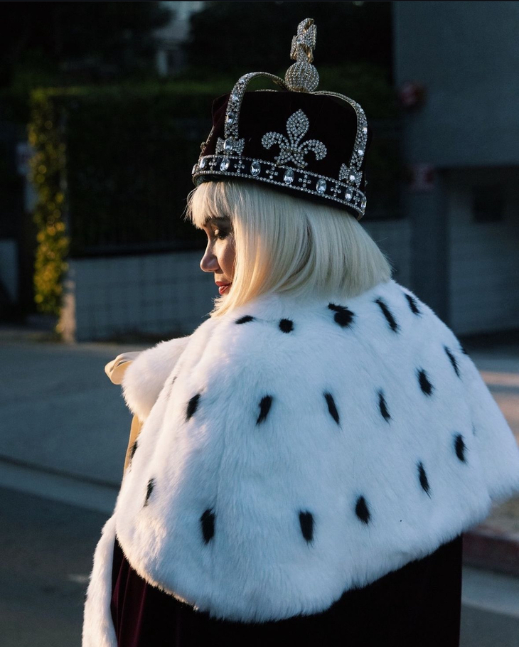 A DJ dressed like a monarch