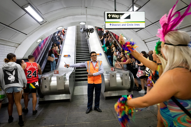 Carnivalgoers exiting the Tube