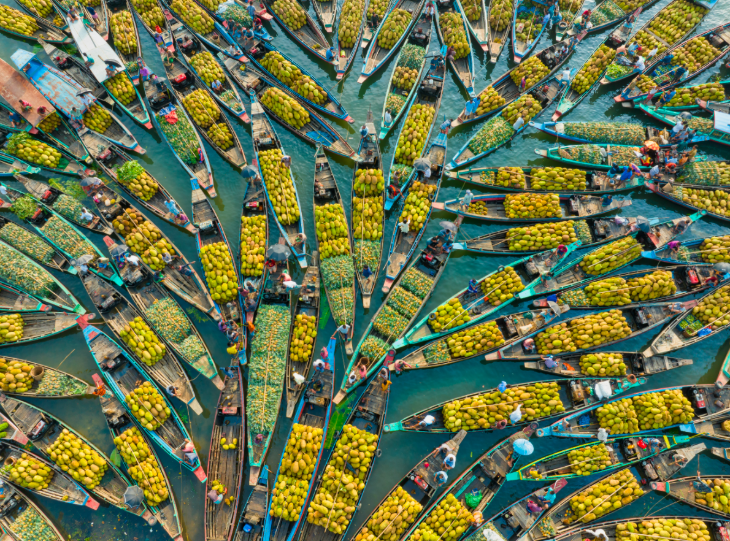 Free events in London: a bird's eye photo of traditional wooden boats laden with fruit
