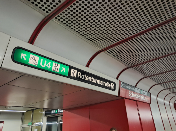 A red sign saying "Schwedenplatz" next to a black sign saying "Rotenturmstraße"