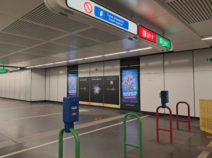 Barrier-free entrance to a U-Bahn platform