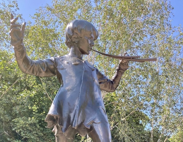 A statue of Peter Pan