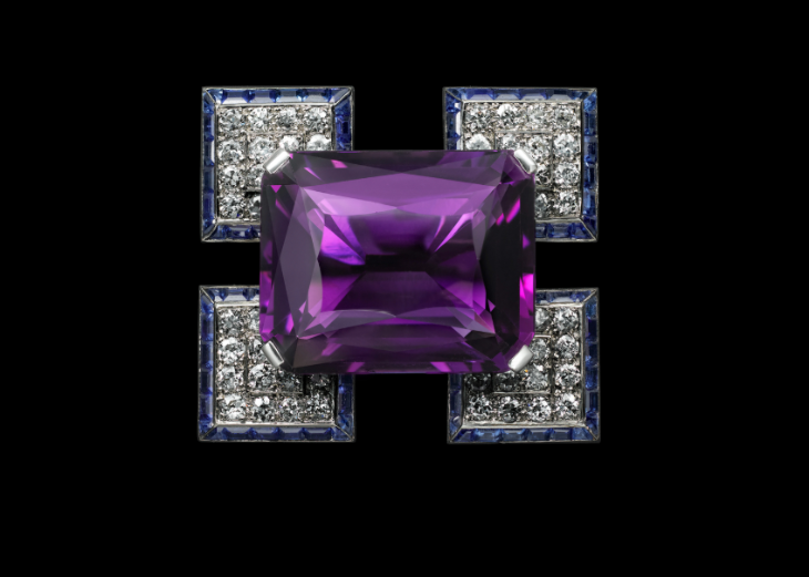 Free events London: a photo of a large brooch encrusted with diamonds, with a large purple stone at the centre