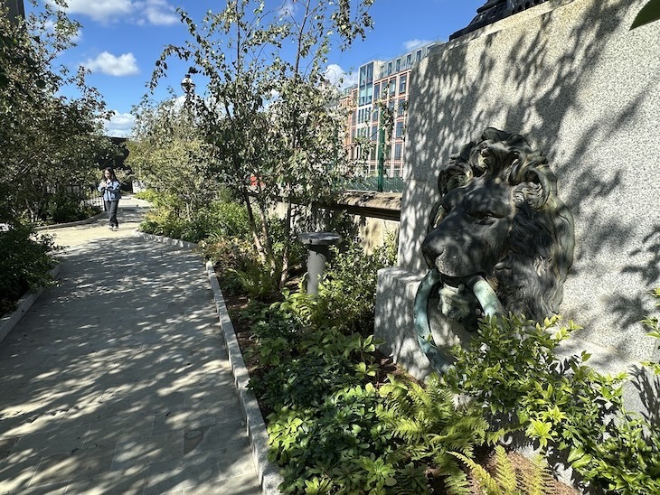 A lion mooring ring among foliage on the Bazalgette Embankment