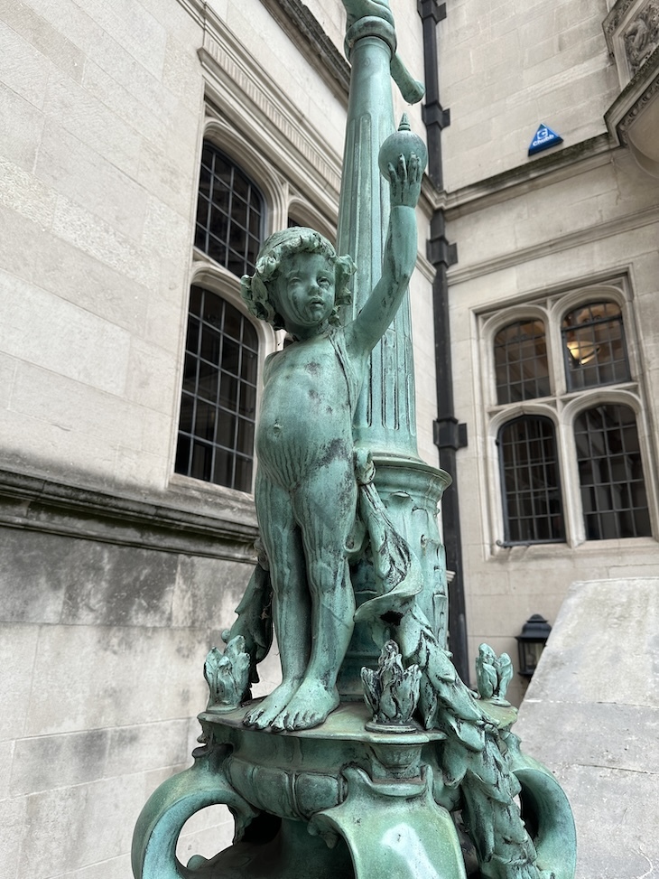 A cherub holding a lamp