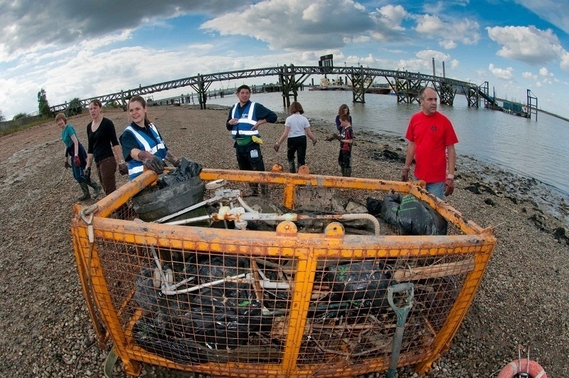 Thames21 volunteers picking up litter