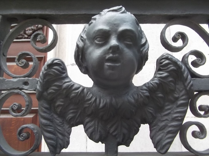 A cupid who looks like the dad out of Different Strokes
