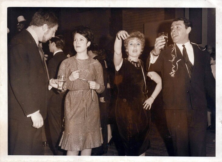 People dancing 