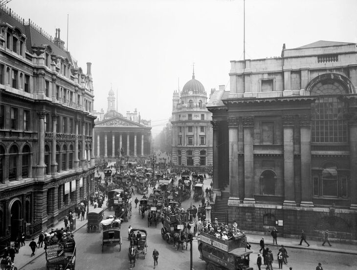 A busy Mansion House