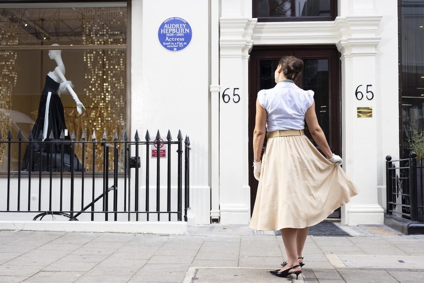 A Hepburnesque model in front of the plaque