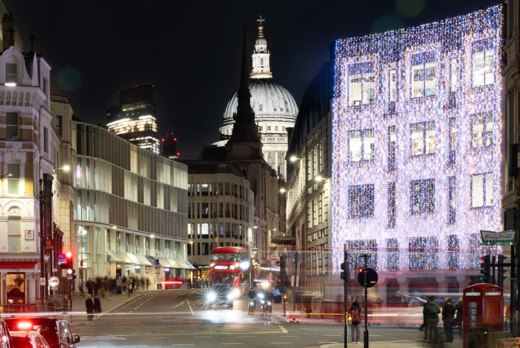 When are London's 2025 Christmas lights switched on: a wall of light on a building on a corner of Ludgate Circus, the Fleet Street Quarter Christmas lights