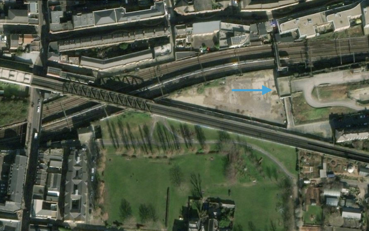 Arrow pointing to another fleet street
