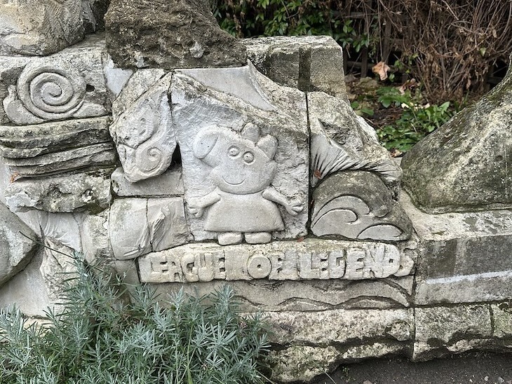 Peppa pig on a sculpture