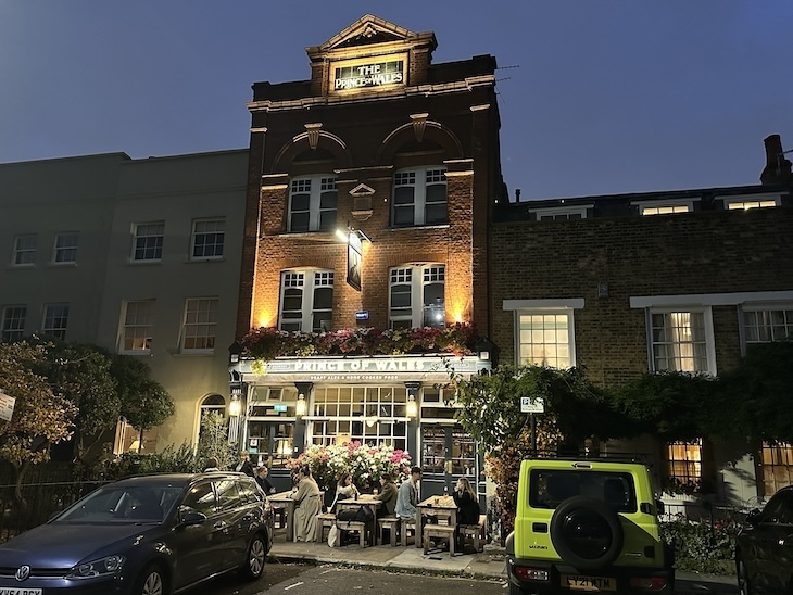 Prince of Wales in Kennington at night