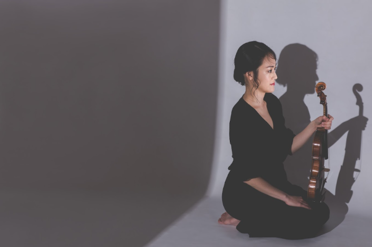 Things to do today in London: Midori Komachi kneeling down holding her violin