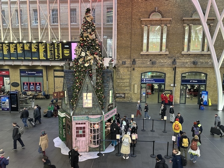 Harry Potter christmas tree at kings cross station