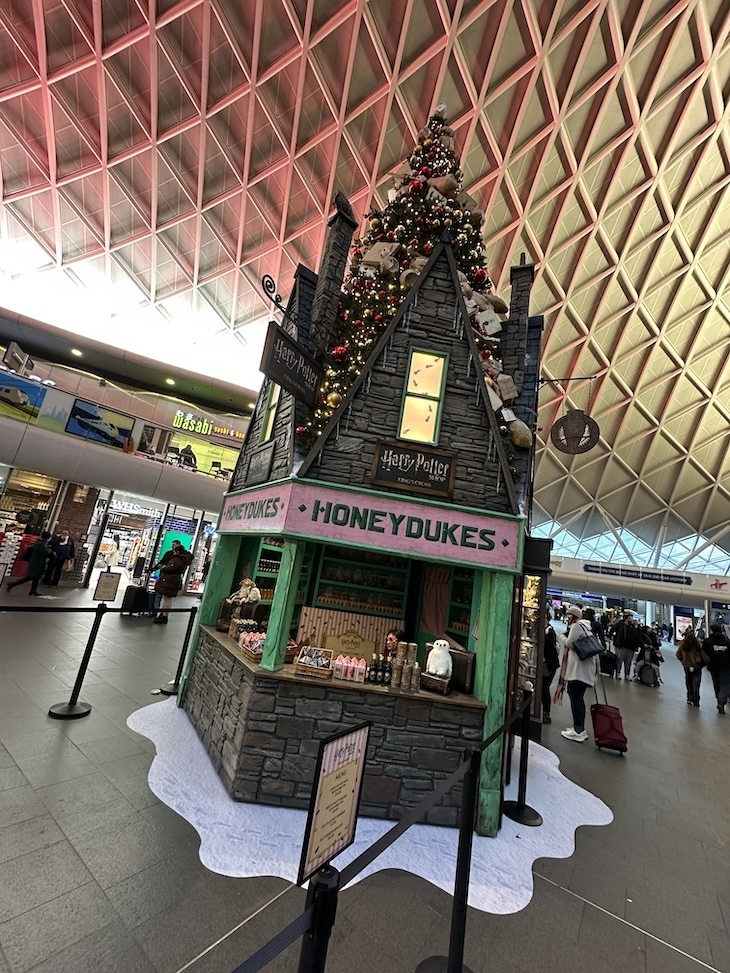 Harry Potter christmas tree at kings cross station