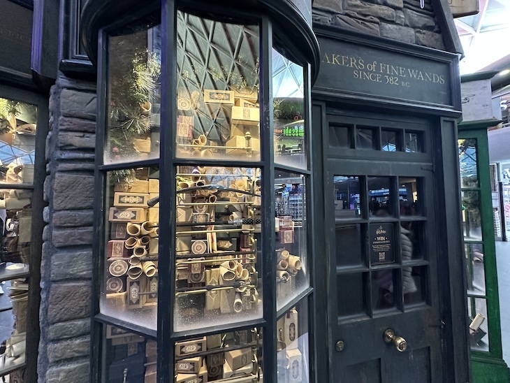 Harry Potter christmas tree at kings cross station