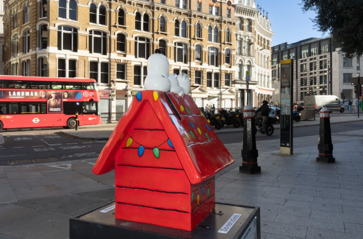 Things to do in London Christmas Eve 2025: a red kennel painted with Christmas lights, with Snoopy on top