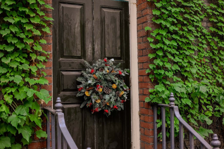 Weekend events in London: a wreath hanging on a wooden door