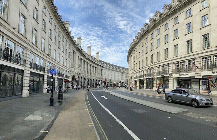 Christmas transport in London: Regent Street empty of traffic