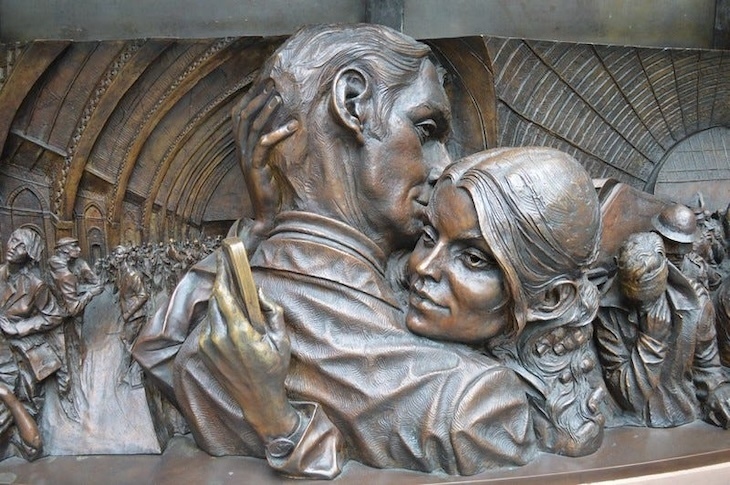 A lovers kiss in sculpture