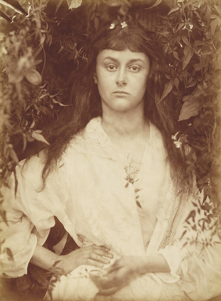 A photo of a girl as the Roman goddess Pomona 