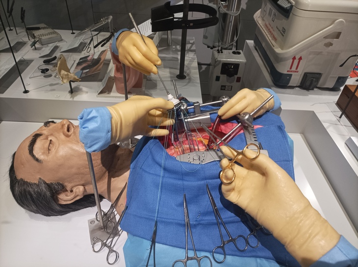 Free museums: a mannequin of someone having heart surgery