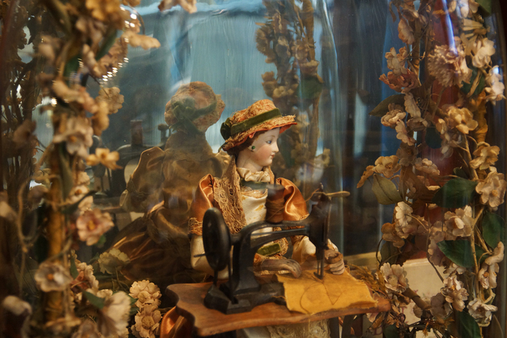 Free museums: A sewing machine ornament