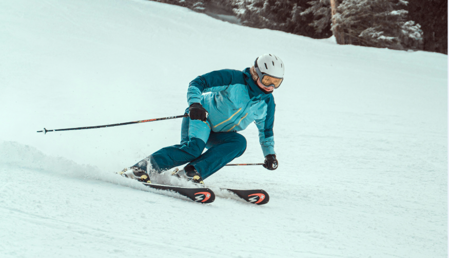 Winter sports in London: a skier in blue clothes skiing down a snowy hill