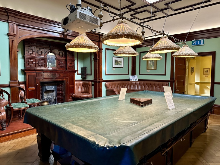 Free museums London: a billiard table