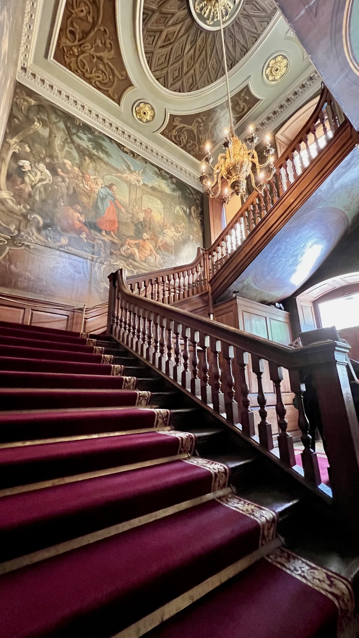 Free London museum: A grand staircase