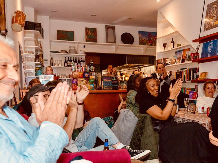 Customers applauding a set