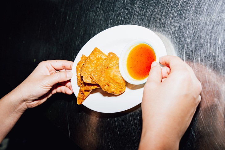 A plate of crispy wantons